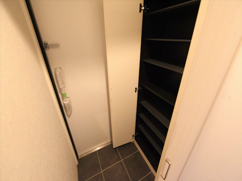 玄関　玄関　シューズボックス付（収納充実してます）