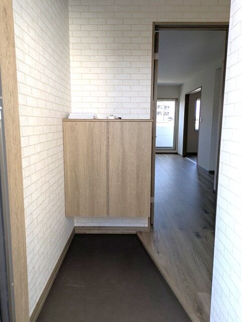 玄関　※参考写真　３０２号室の写真となります。