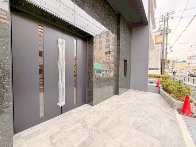 エントランス　オシャレなエントランスは安心のオートロック付きです。