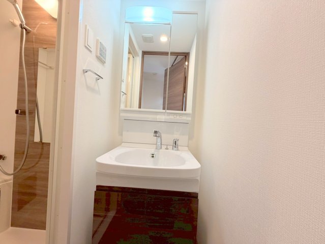 洗面設備　身支度が出来る独立洗面台です。