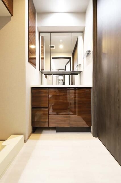 洗面設備　ゆったりとスペースのある洗面所