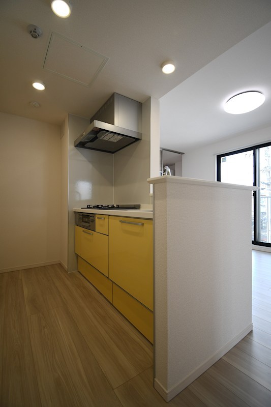 キッチン　3口コンロ・グリル付きです★popな色合いのキッチンです