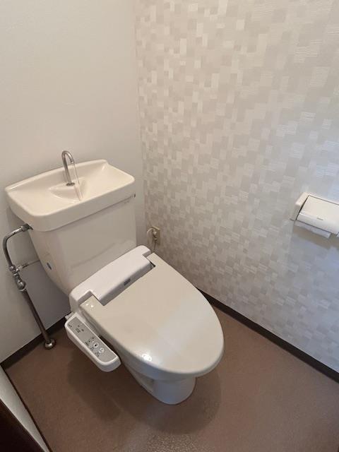 トイレ　別のお部屋の写真となりますので現況優先となります。