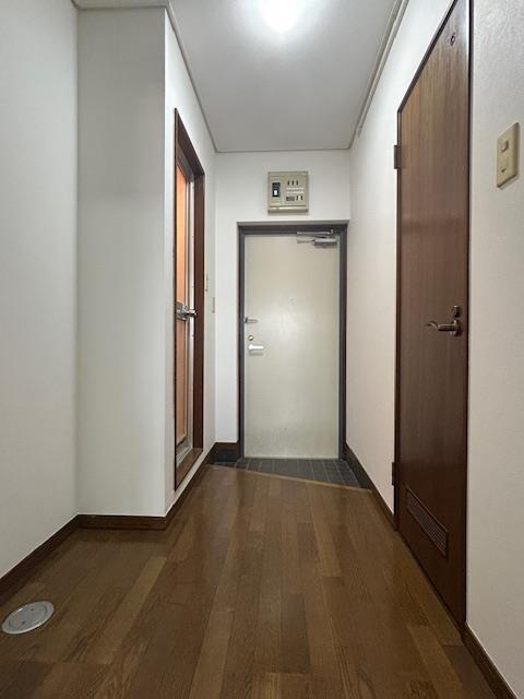 玄関　別のお部屋の写真となりますので現況優先となります。