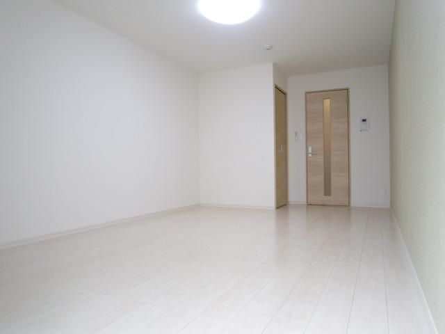 居室・リビング　白基調のフローリングのお部屋