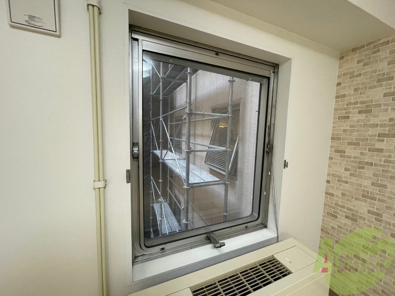 バルコニー　窓からの日光は気持ちを明るくしてくれますね！