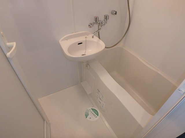 バス・シャワールーム　コンパクトで使いやすいお風呂です