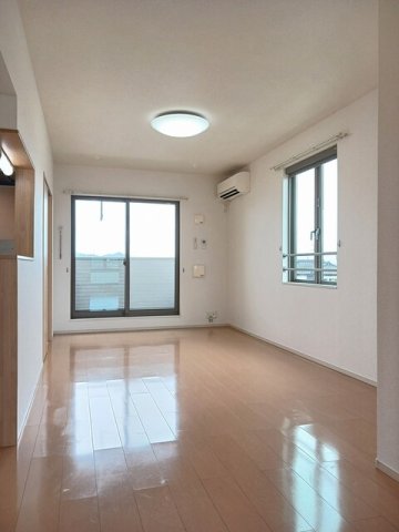 居室・リビング　こちらの居間で趣味の時間をお楽しみください