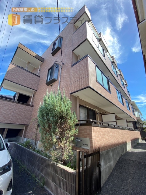 建物外観　日差しが差込む明るい建物です。