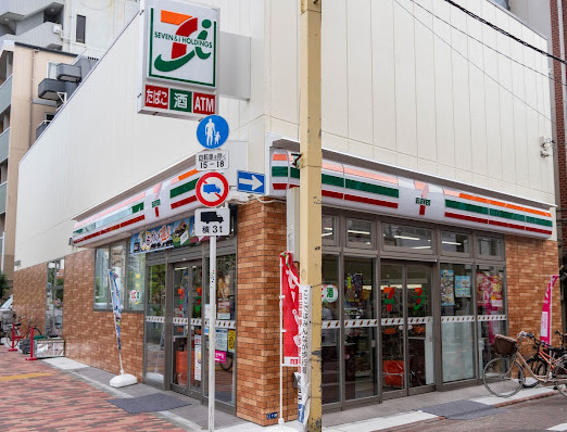 コンビニ　セブンイレブン 大田区糀谷駅前店（コンビニ）まで373m