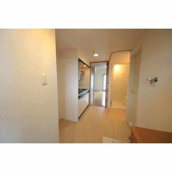 玄関　入居中のため参考写真