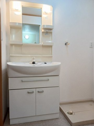 洗面設備　ゆったりとスペースのある洗面所