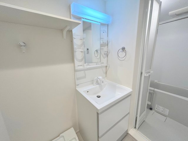 洗面設備　身支度が出来る独立洗面台です。