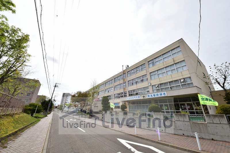 小学校　札幌市立ひばりが丘小学校（小学校）まで415m