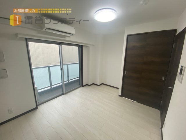 居室・リビング　白色基調の清潔感のあるお部屋です。