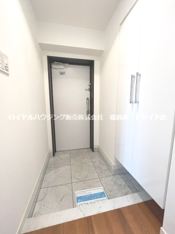 玄関　※同タイプの室内写真になります。