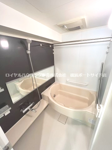 バス・シャワールーム　※同タイプの設備になります。