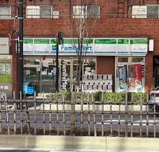 コンビニ　ファミリーマート勝どき駅前店（コンビニ）まで138m