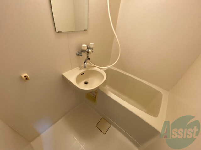 バス・シャワールーム　バスルームはこちらです。広々としてゆったり休めます。