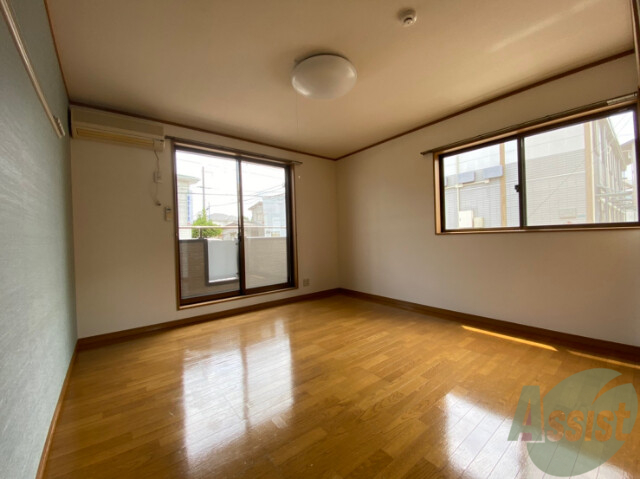 居室・リビング　９帖の洋室です。広々として、きれいですね。