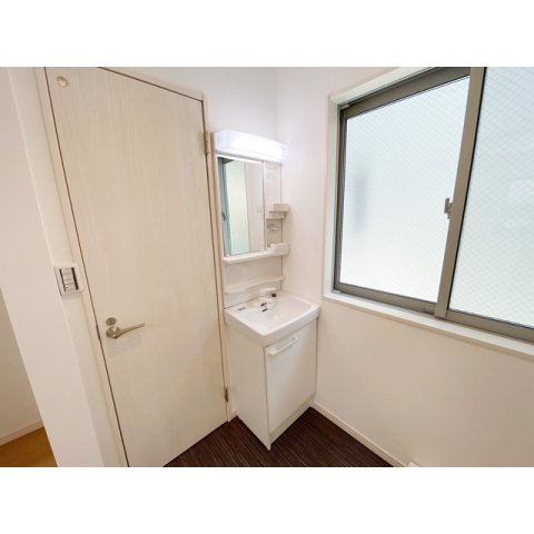 洗面設備　明るい洗面所です