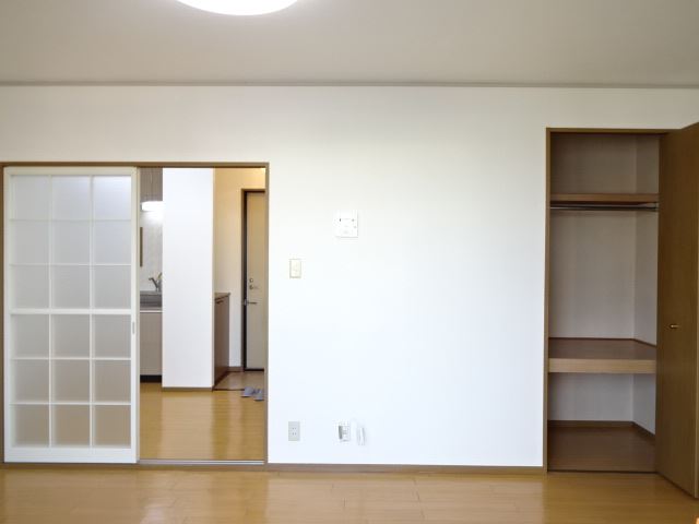 その他　西向きですが日はキッチンにまで行き渡りますね。