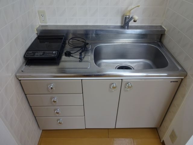 キッチン　コンロが一口あります。