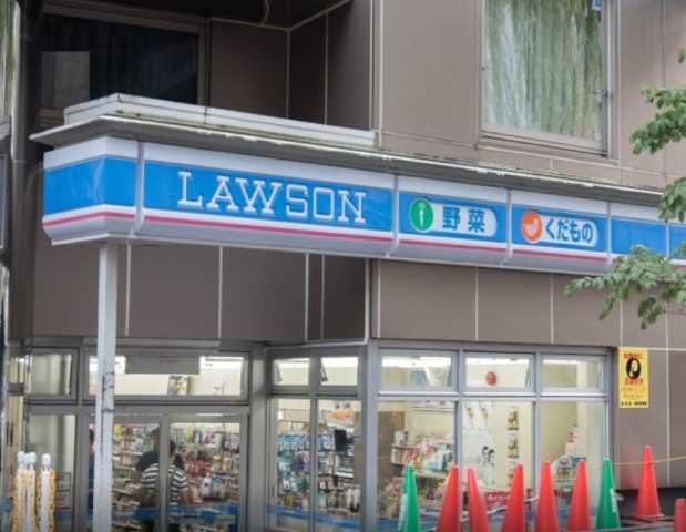 コンビニ　ローソン 新宿三丁目駅前店（コンビニ）まで50m