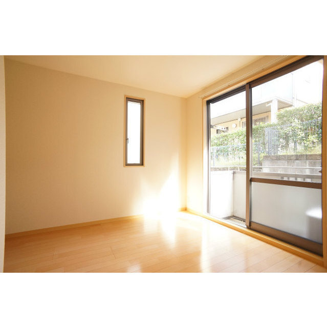 居室・リビング　角部屋２面採光のお部屋♪