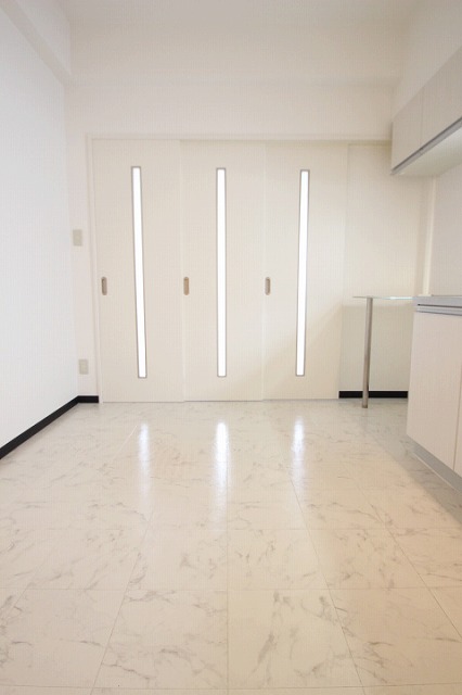 居室・リビング　同物件別号室のものです。