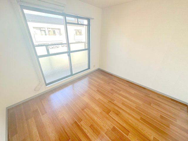 居室・リビング　明るく広々とした洋室です。