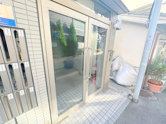 エントランス　オシャレなエントランスは安心のオートロック付きです。