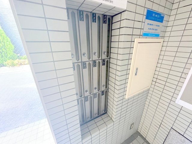 ロビー　ロビーにある各部屋毎のメールボックス。