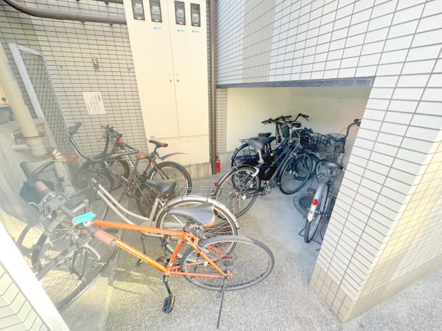 駐車場　敷地内には入居者専用の駐輪スペースもあります。