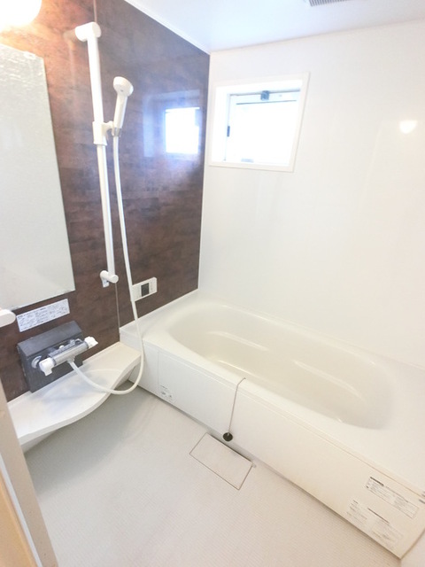 バス・シャワールーム　大きい浴槽なので、お風呂好きにはピッタリです。