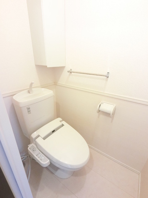 玄関　広めのＢｏｘは収納力ばっちり。トールタイプのミラーついてます