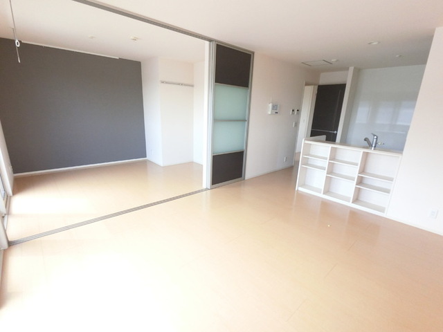 居室・リビング　ライトスルースクリーンで光を透しながらほどよく遮ります。