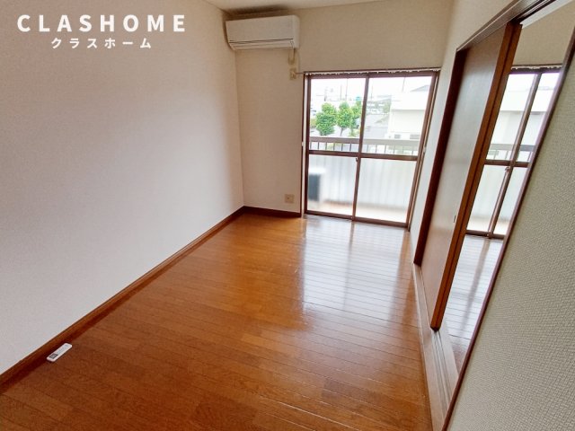 居室・リビング　同物件の別部屋になります。