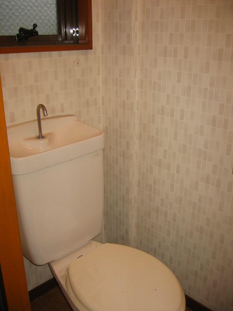 トイレ　窓付きで通気が良いです