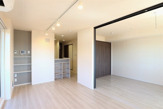 居室・リビング　リビングから洋室