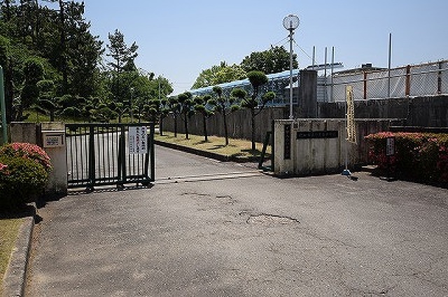 中学校　吹田市立竹見台中学校（中学校）まで886m