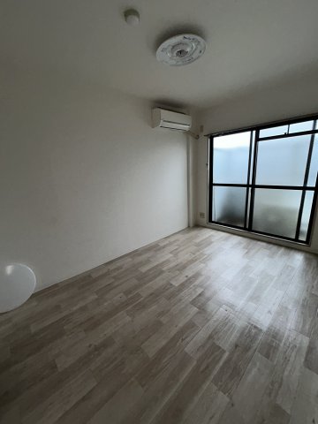 その他部屋・スペース　落ち着いた色調の寝室です