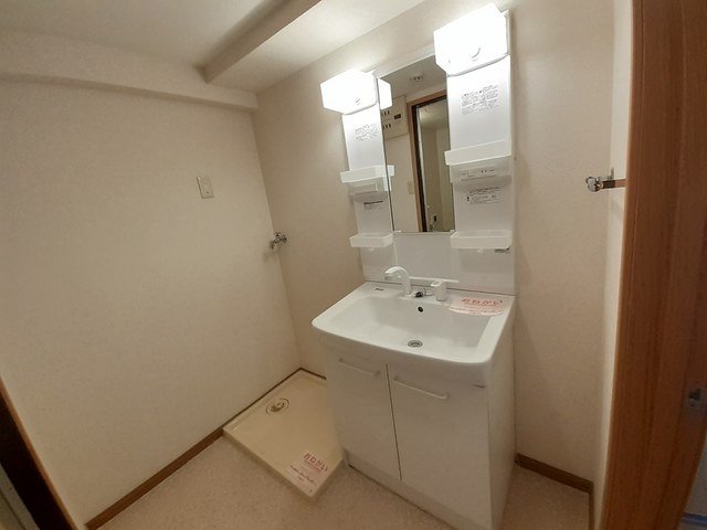 洗面設備　明るい洗面所です