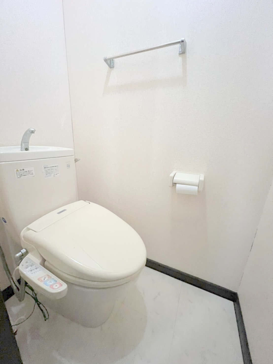 トイレ　嬉しいウォシュレット付きのトイレ！便座温かいですよ♪