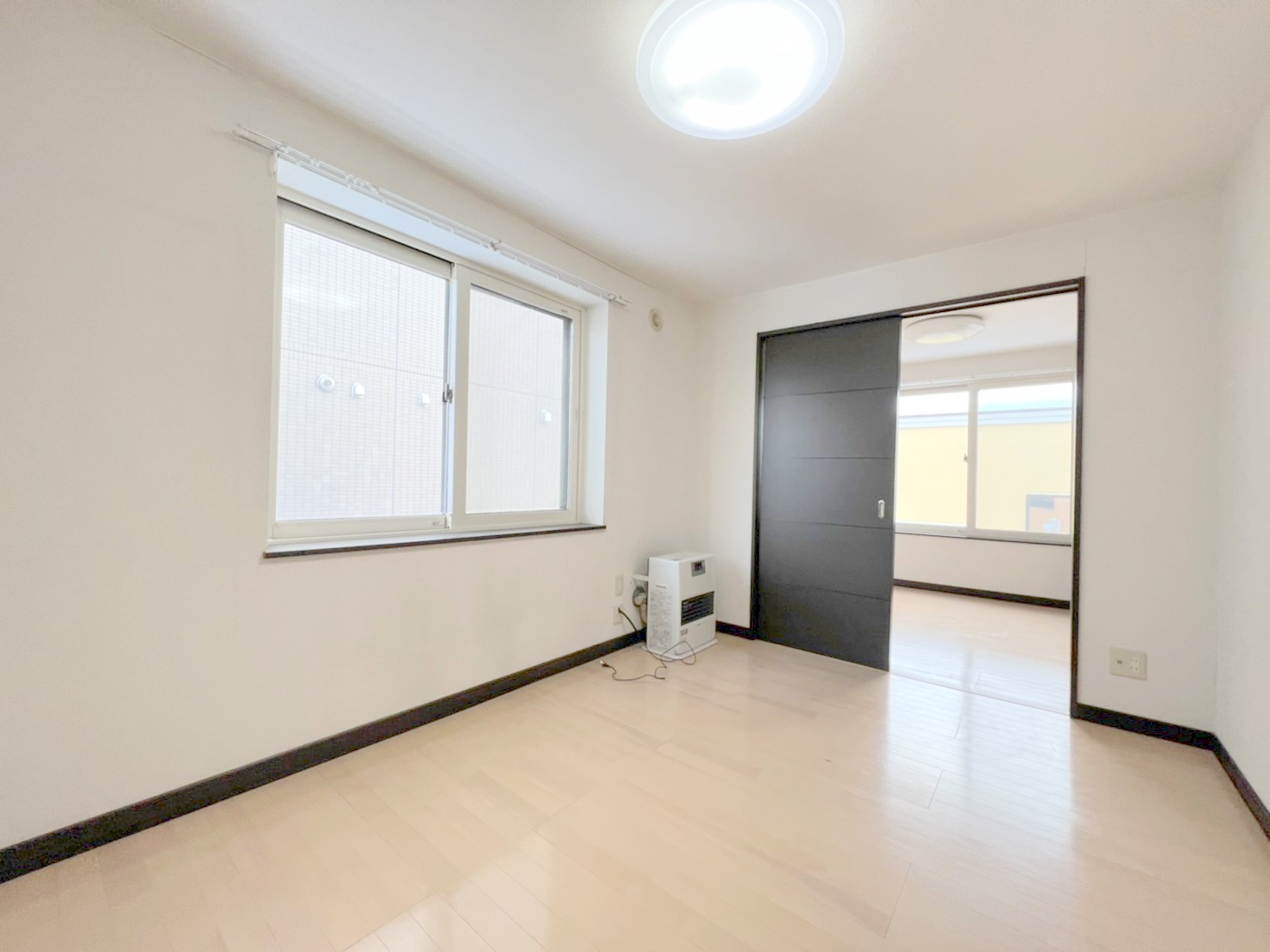 居室・リビング　明るい居間で気持ちまで明るくなりますね！