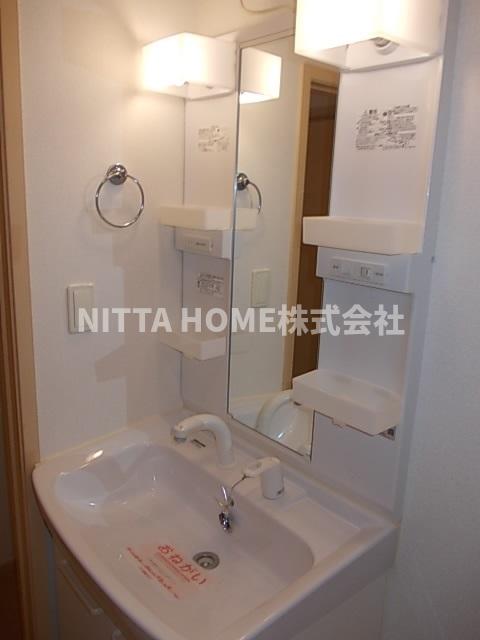 洗面設備　洗髪洗面台に室内洗濯機置場もあります＊