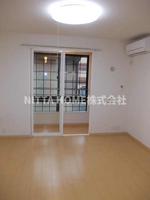 居室・リビング　全室フローリングの室内です♪