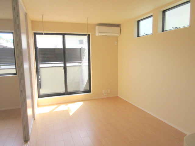 居室・リビング　窓が多く風通しの良いリビング