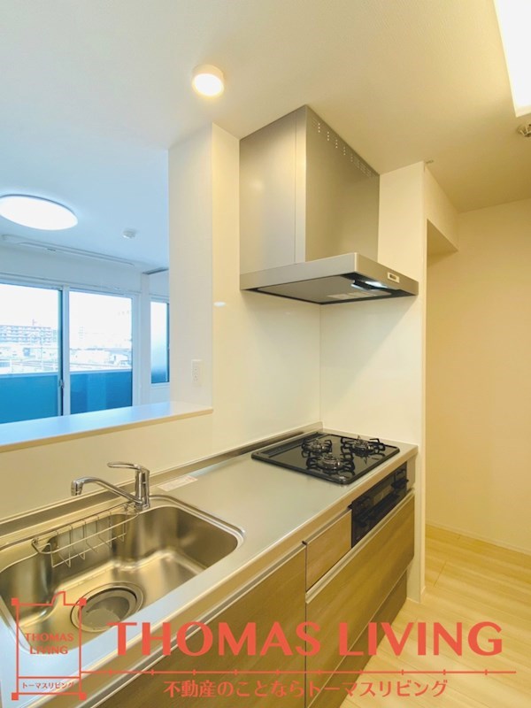 キッチン　３口ガスコンロやグリルも備わったカウンターキッチンです。