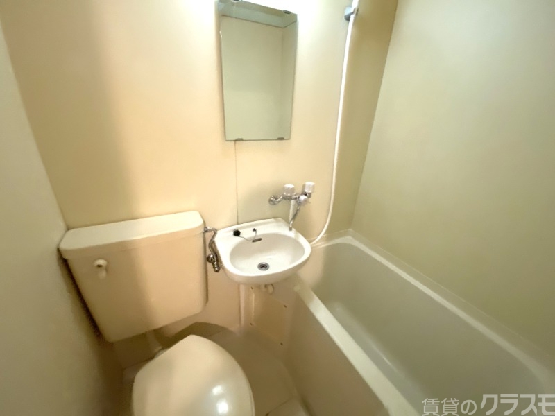 バス・シャワールーム　家賃に免じて我慢です。